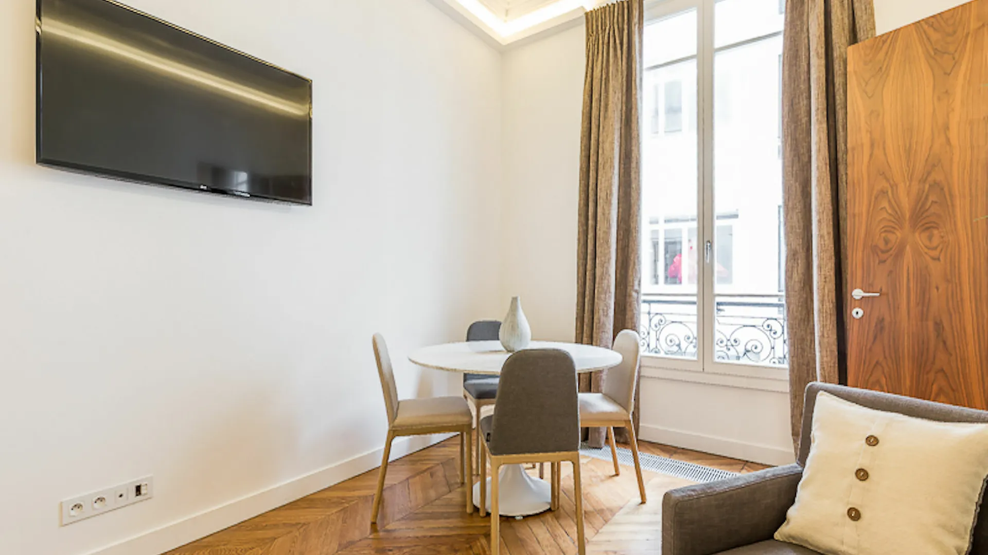 We Stay - Champs Elysees 75008 باريس 0*,  فرنسا